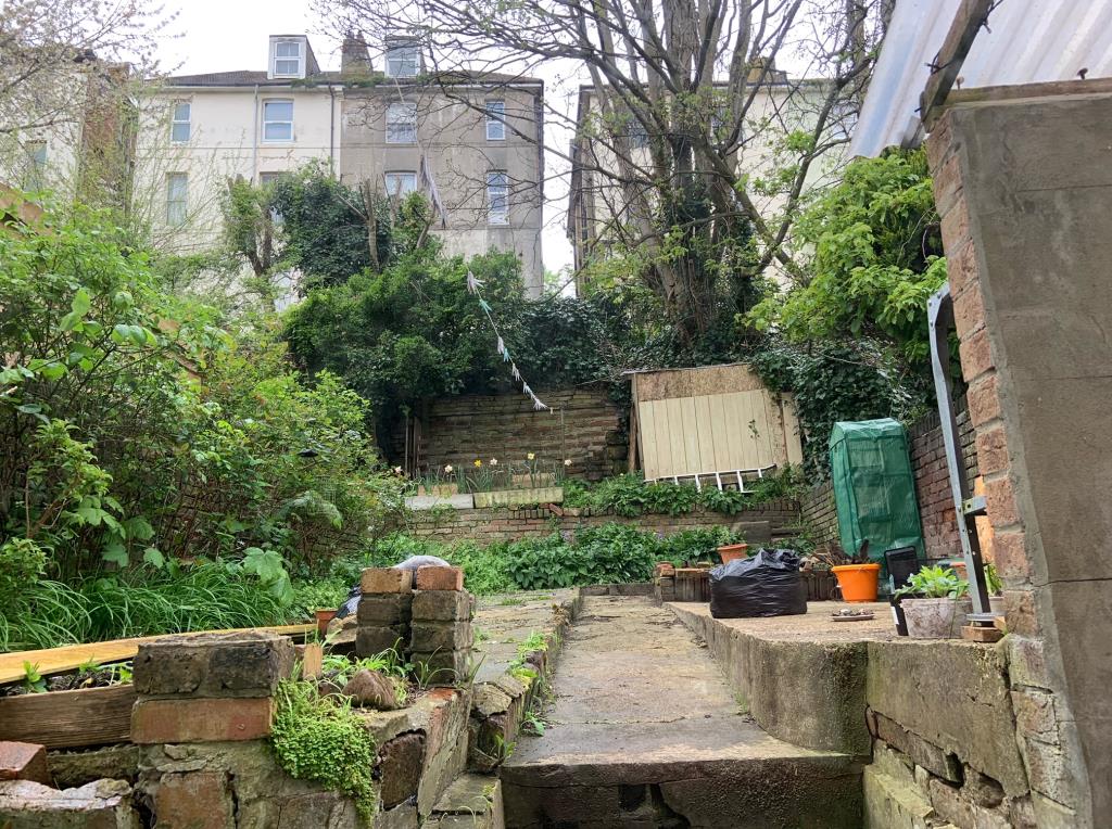 Lot: 62 - BLOCK OF FLATS FOR INVESTMENT - Garden